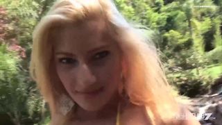 Загорелая девка на берегу реки лижет манду подруги и получает в попу толстый хуй