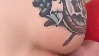 Татуированная давалка сосёт большой член и трахается с парнем на улице