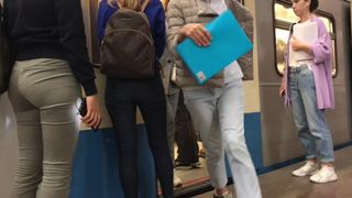 Мужик в метро скрытой камерой снимает молодую москвичку и любуется её попкой