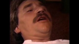 Усатый мужик трахает волосатую киску блондинки на вечеринке