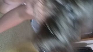 Девка закрепила дилдо на ровной поверхности и трахнула им свою киску