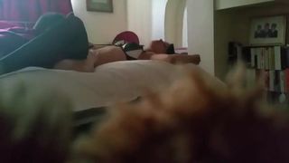 Девка трахается со своим мужем и братом на кровати