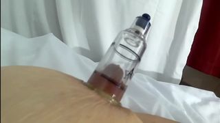 Толстая баба стимулирует соски и клитор помпами и наслаждается куни