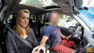 Безотказная тёлка мастурбирует и сосёт член в машине