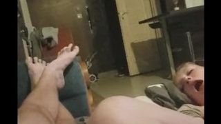 Муж после секса ласкает бритую вагину молодой жены пальцами и снимает на телефон