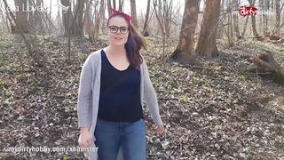 Трах жопастой тинки в лесу с другом с минетом и кремпаем в вагину